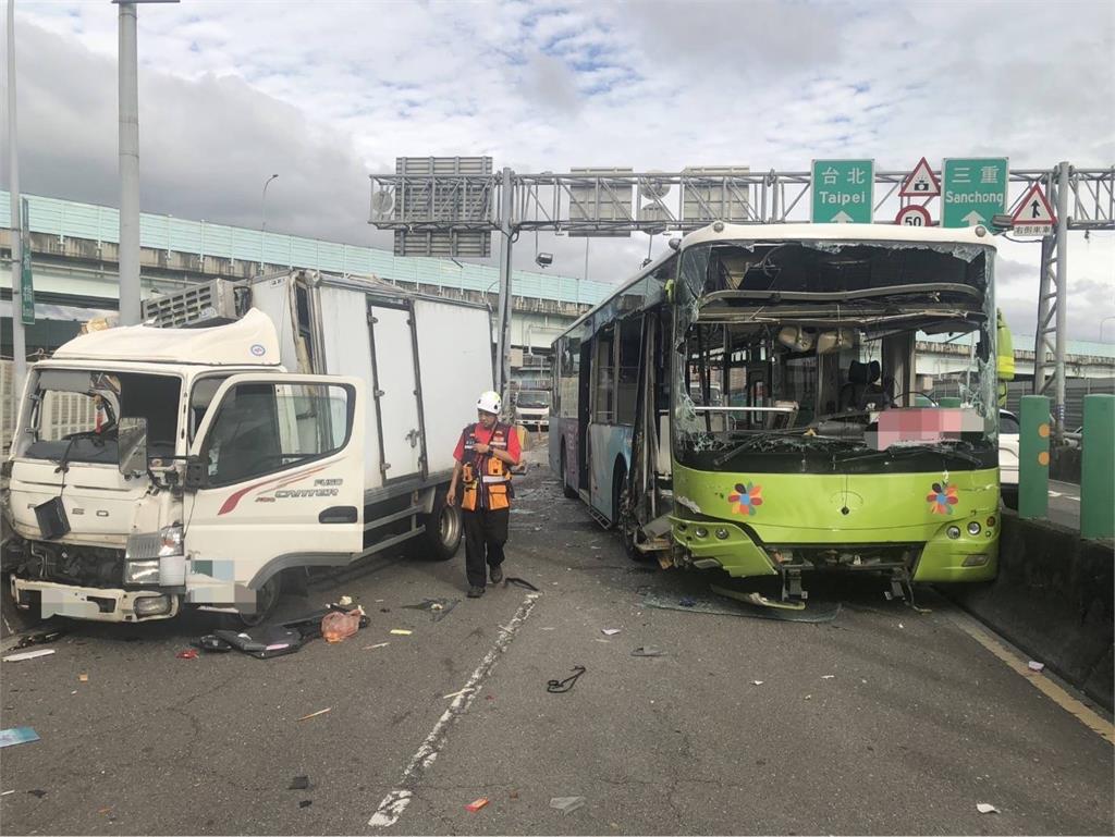 快新聞／新北三重中山橋「公車撞貨車」13人送醫　現場嚴重回堵畫面曝