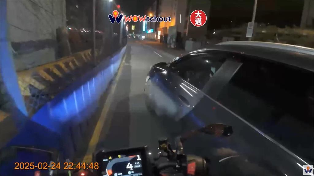 轎車突切車道被按喇叭　駕駛反怪對方亂叭嗆：去撞牆啦