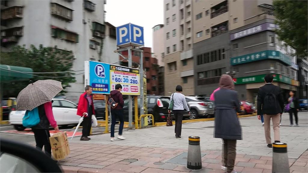 台北燈會「一位難求」 停車場被爆漲價搶錢