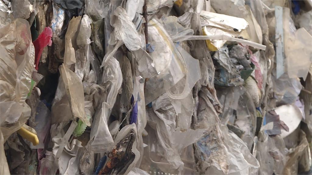回收商拒收「軟塑膠」 焚化廠不燒堆成山