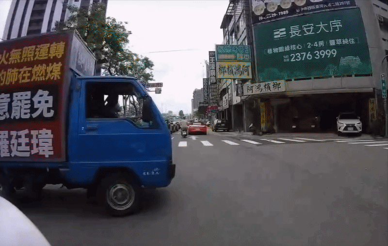 騎士直行「衝出反罷宣傳車」違規搶道！行車紀錄器「赫見羅廷瑋」網酸爛