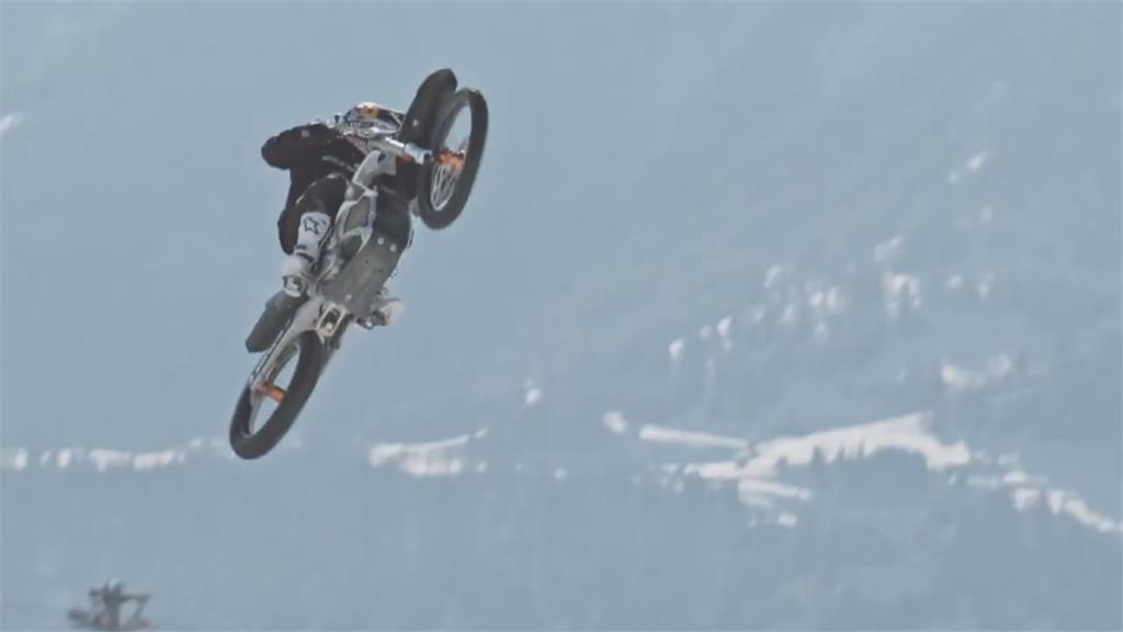 雪地上挑戰極限 瑞士好手騎電動摩托車秀特技