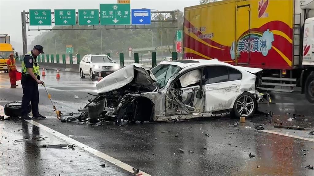 疑天雨路滑！　轎車自撞國道護欄慘成廢鐵　駕駛骨折