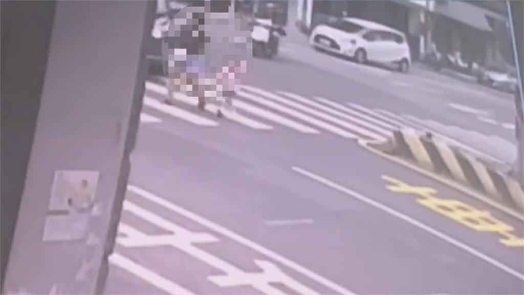 A柱死角釀禍？孕婦開車撞行人　母女捲車底！3歲女童不治