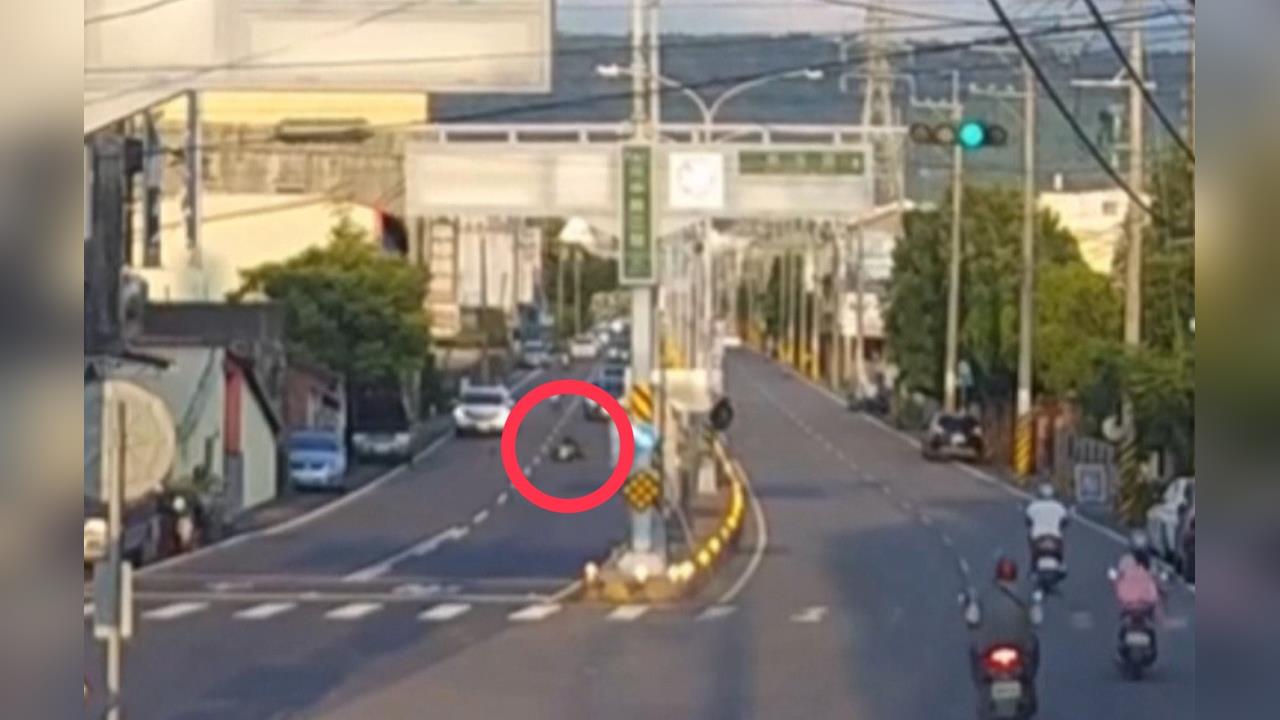 電線垂落隱形殺手！　田中女騎士被勾到慘摔車