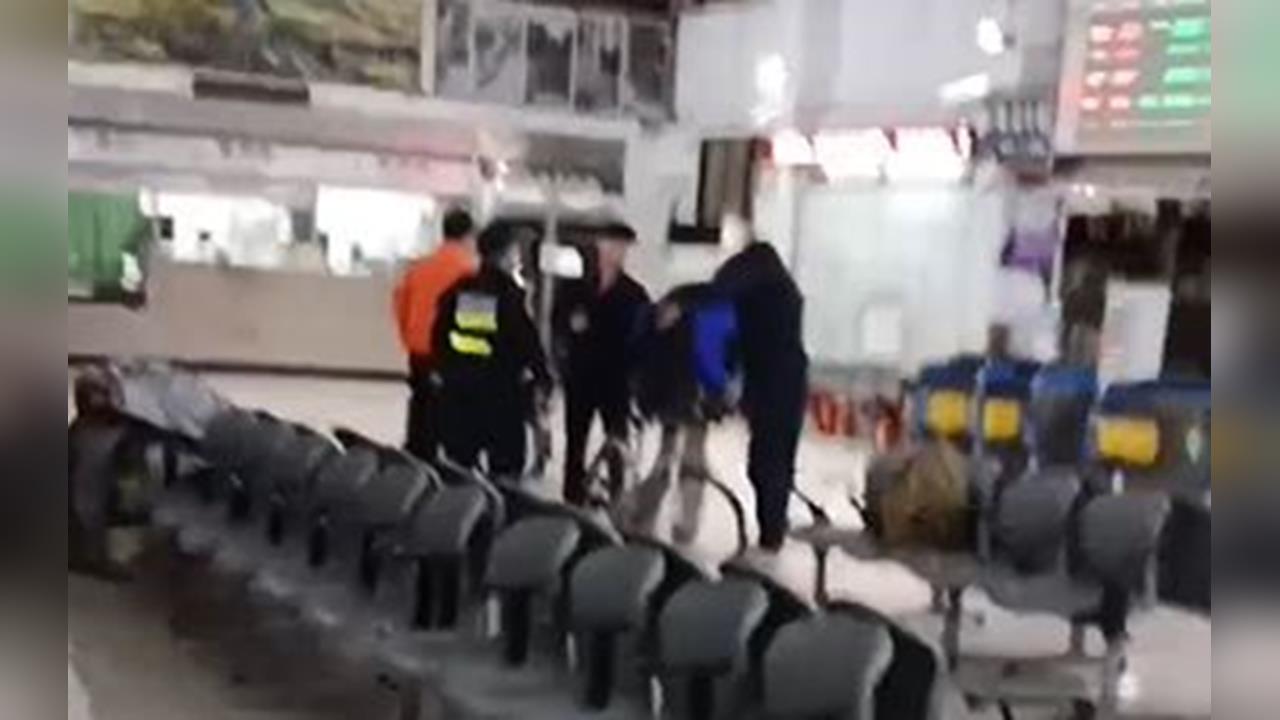 醉男搭火車到終點站「狂睡」　被請下車大鬧候車亭民眾嚇壞