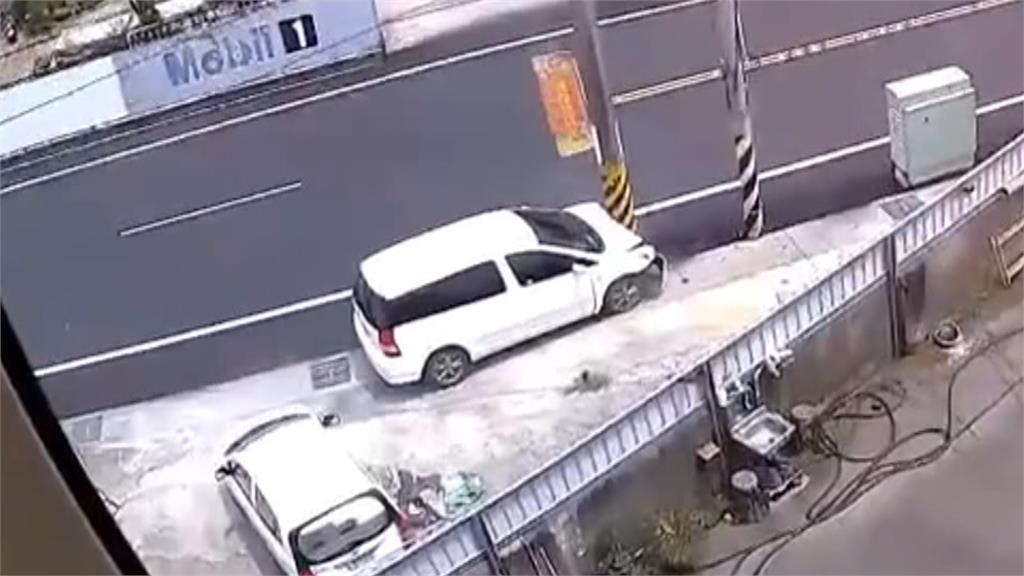 疲勞別逞強? 砰 轎車直衝撞電桿