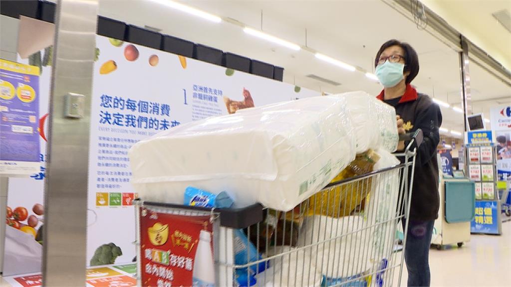 怕了？台灣武漢肺炎確診人數達百例...各地賣場湧搶貨潮