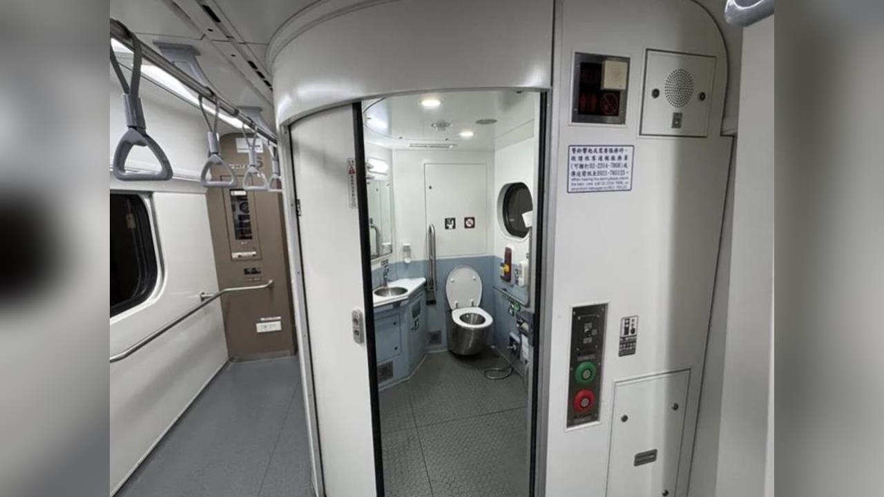 快新聞／本月第3次！台鐵區間車淹水「驚見裸男洗澡」