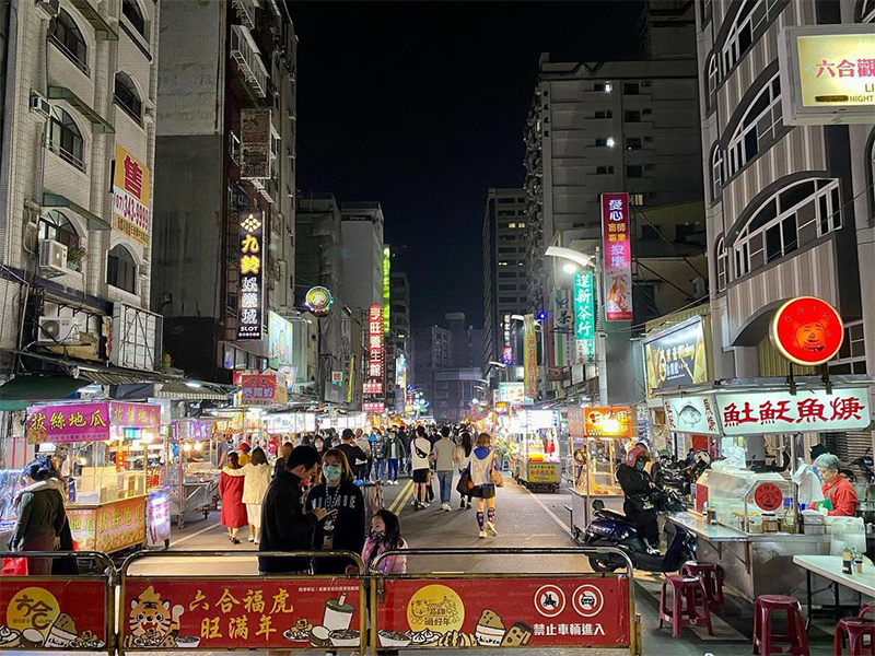 六合夜市五大排隊美食！老字號木瓜牛奶、人氣串烤全收錄