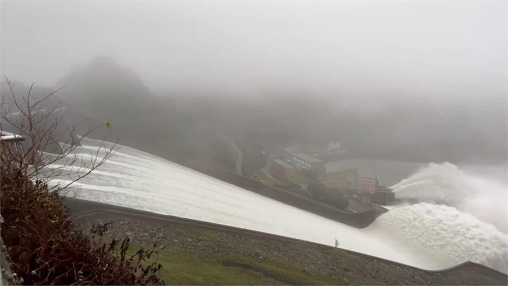 快新聞／尼莎颱風挾豪雨　石門水庫滿水位開啓溢洪道洩洪