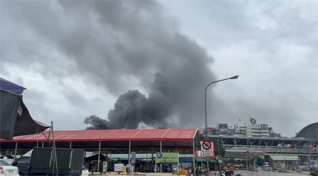 快新聞／驚！台中火車站附近生薑庫房火警　濃煙狂竄畫面曝光