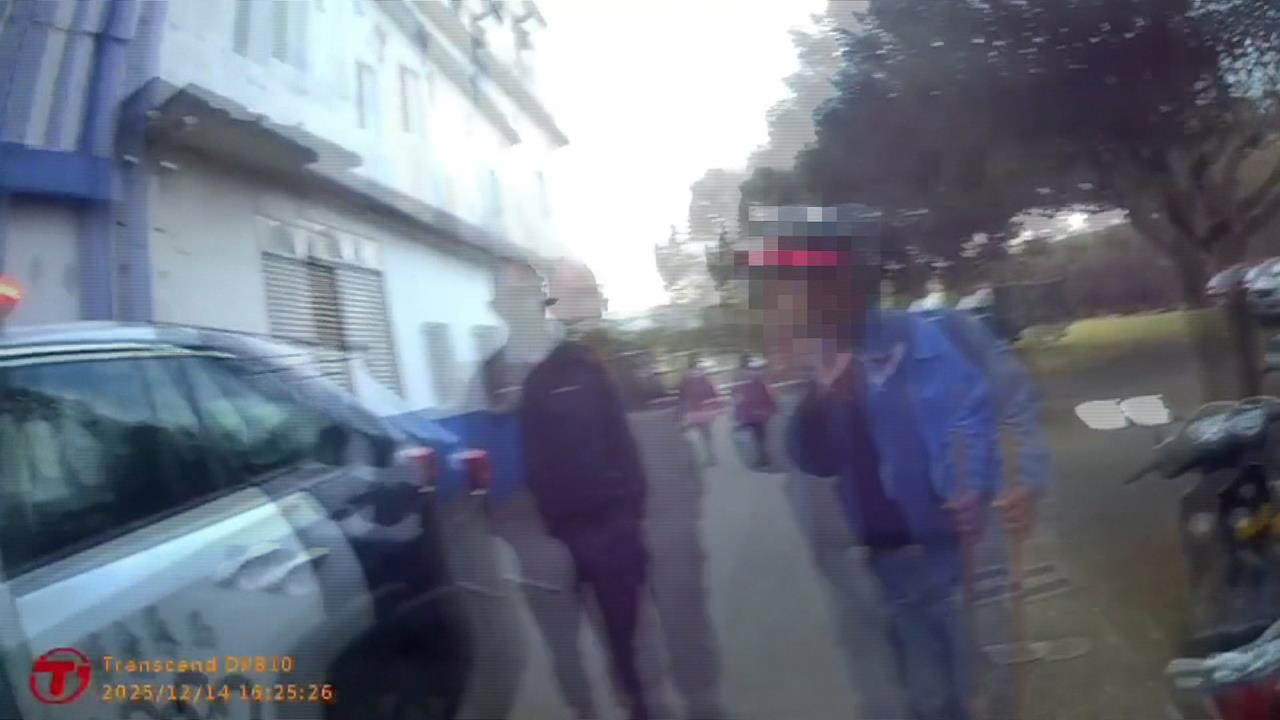 關西男街頭揮鐮刀 外送員驚嚇自摔  警方逮人送辦