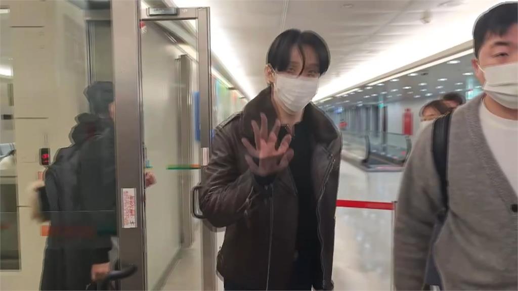 週末連兩天開唱！韓星李俊昊腳傷「拄拐杖現身桃機」