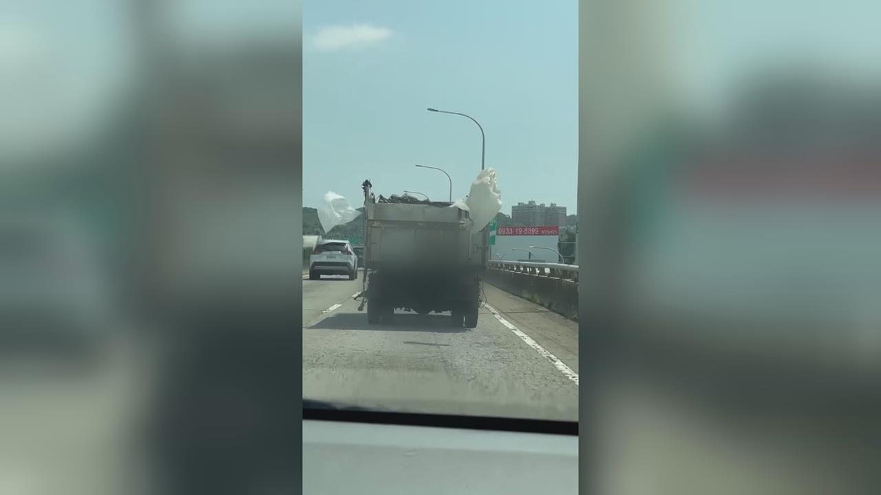 彰化回收車飄落大型垃圾袋　後車閃不及捲入車底駕駛驚嚇