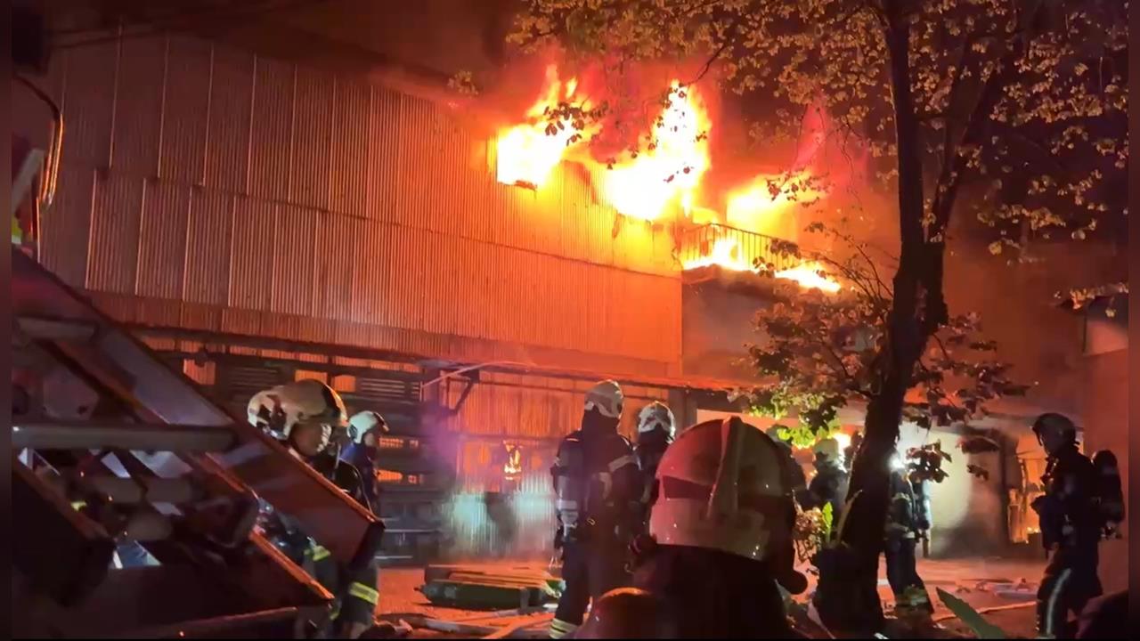 快新聞／南港鐵皮工廠陷火海！6旬夫婦求援斷訊　現場尋獲2焦屍