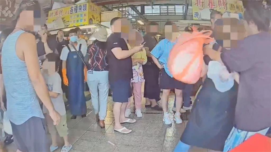東港華僑市場湧現採買潮　員警取締違停與民眾爆發口角