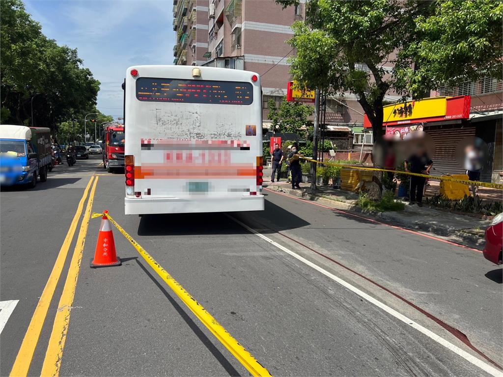 快新聞／中和公車轉彎未禮讓「82歲翁過馬路遭輾斃」　駕駛將停職吊照