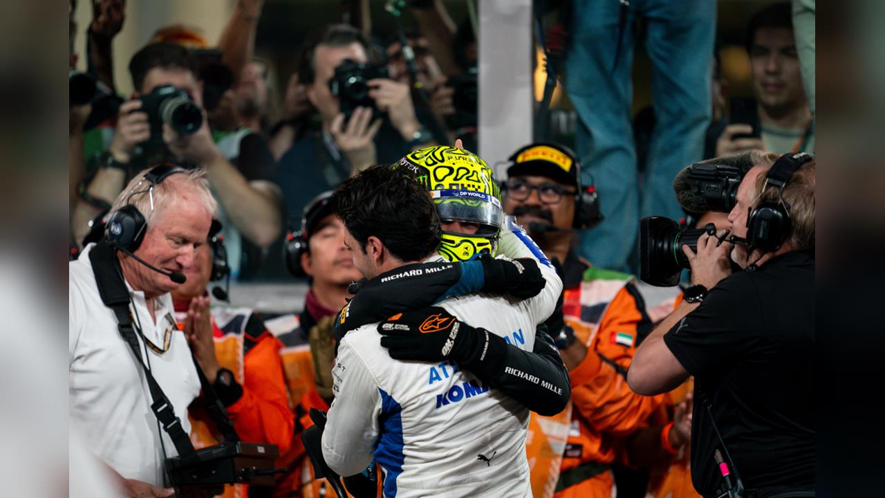 F1(影)／麥拉倫諾里斯奪世界冠軍！好兄弟賽恩斯賽後祝福擁抱畫面惹哭網友