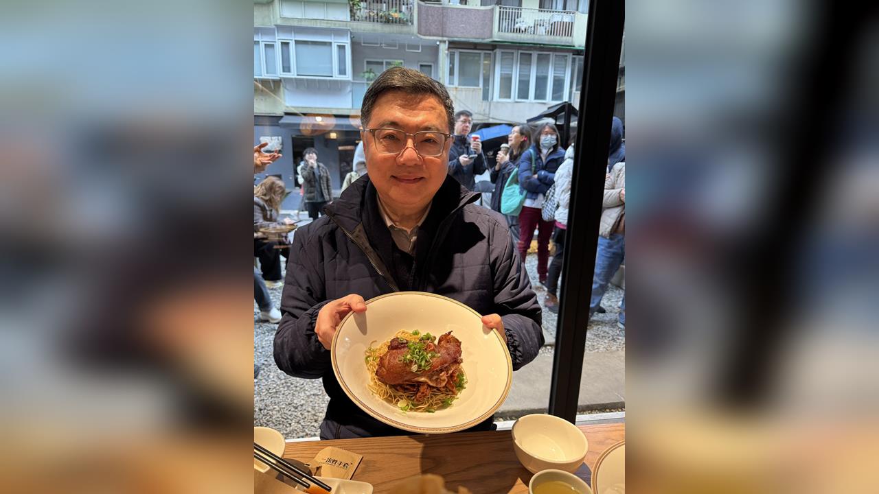 快新聞／2026開工第一餐！卓榮泰大啖豬手麵　杜汶澤秀畫面全曝光了