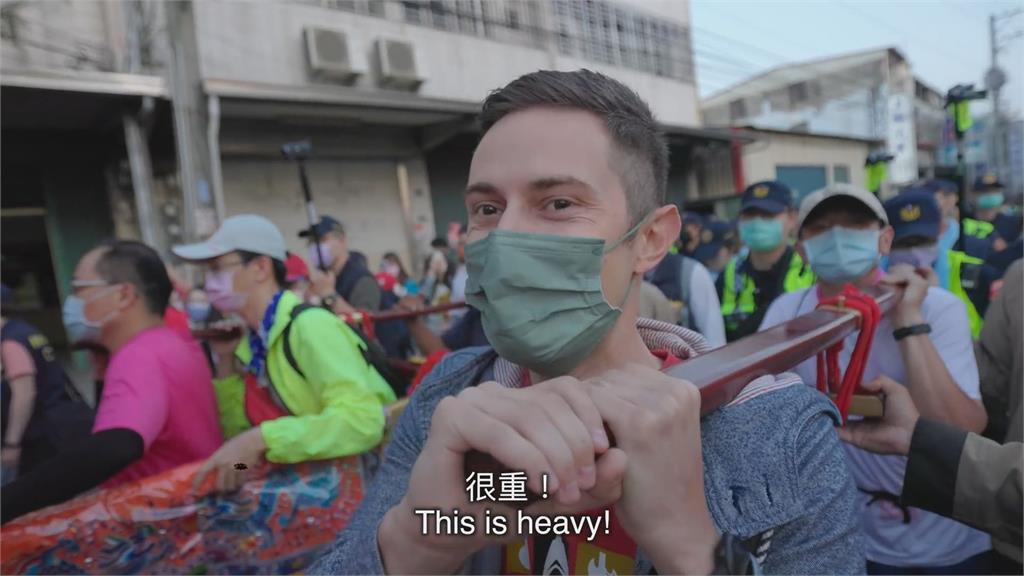 老外瘋繞境！法國台客首次體驗扛媽祖神轎　不怕累直呼：非常光榮