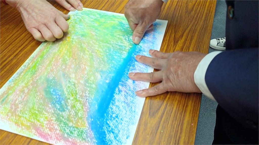 從黑手變成畫家！　鐵工粉蠟筆推畫打造第二人生