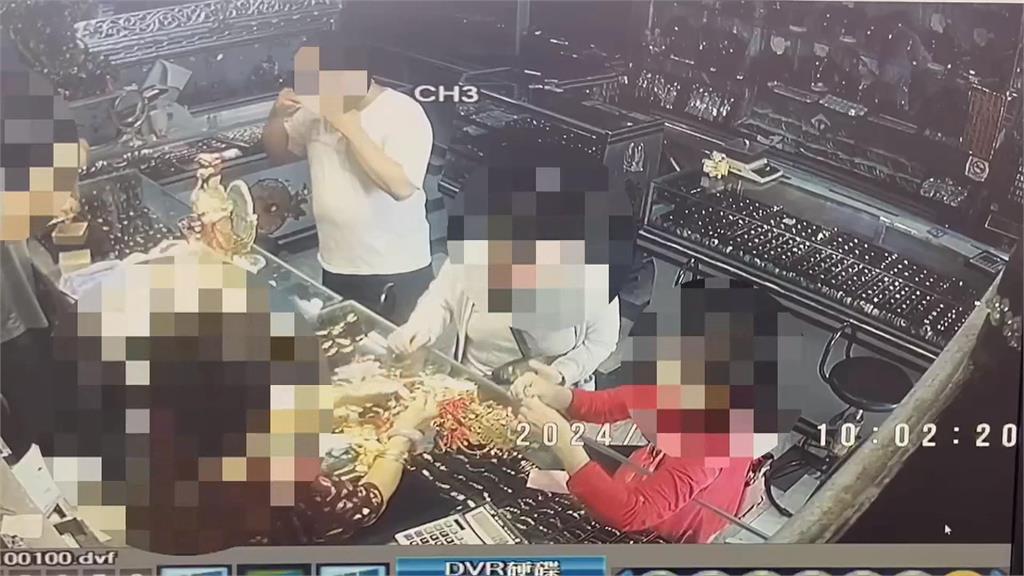影／不長眼！詐欺犯搶銀樓秒被逮　才驚覺門口「健力金牌」招牌