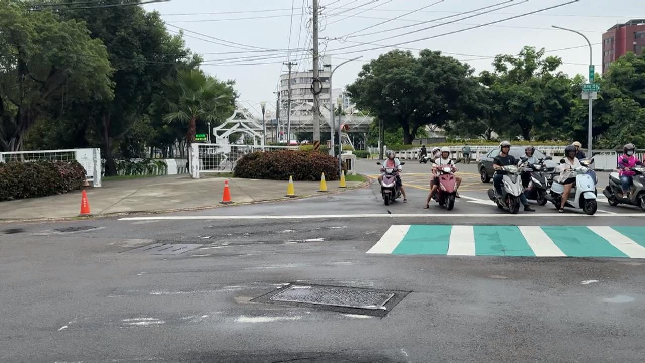 畫一半？台中驚見「斷頭」斑馬線　用路人全看傻：要走去哪？