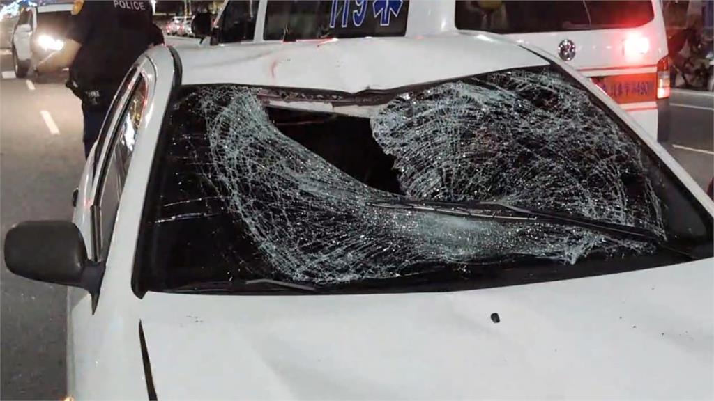 快新聞／高雄行人闖紅燈身亡！　1車反應不及猛撞「擋風玻璃全碎」