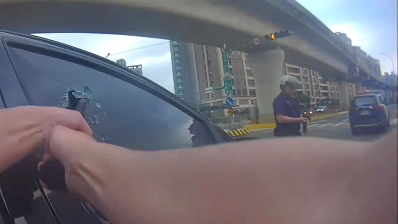 即刻救援！　桃園駕駛突「心臟痛」　失去意識「停路中」警破窗救人