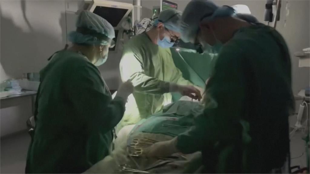俄猛攻基建！烏克蘭斷水斷電　外科醫師摸黑手術做心臟手術