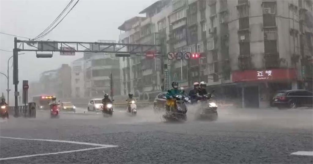 快新聞/「16縣市」大雨特報雙北台中留意雷雨 北市文山區達淹水一級警戒