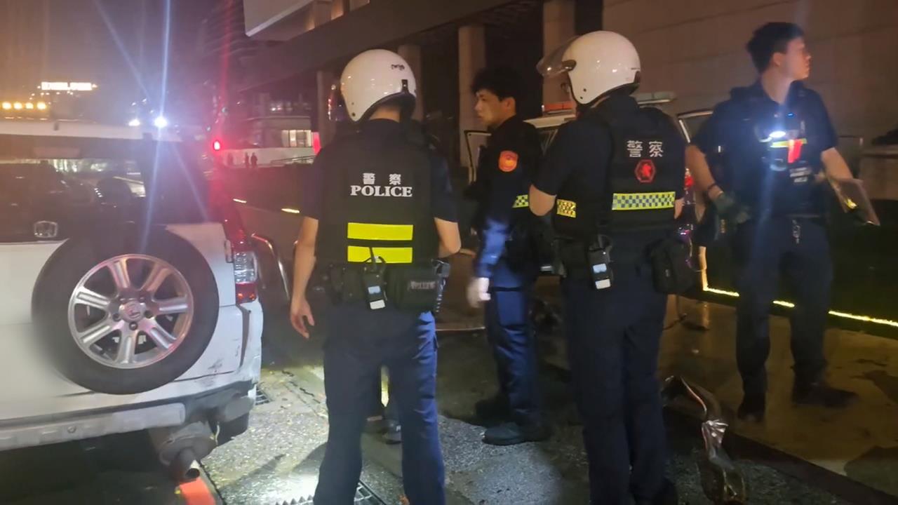 基隆毒駕男拒檢撞巡邏車　撞斷多處鐵桿衝廣場遭壓制