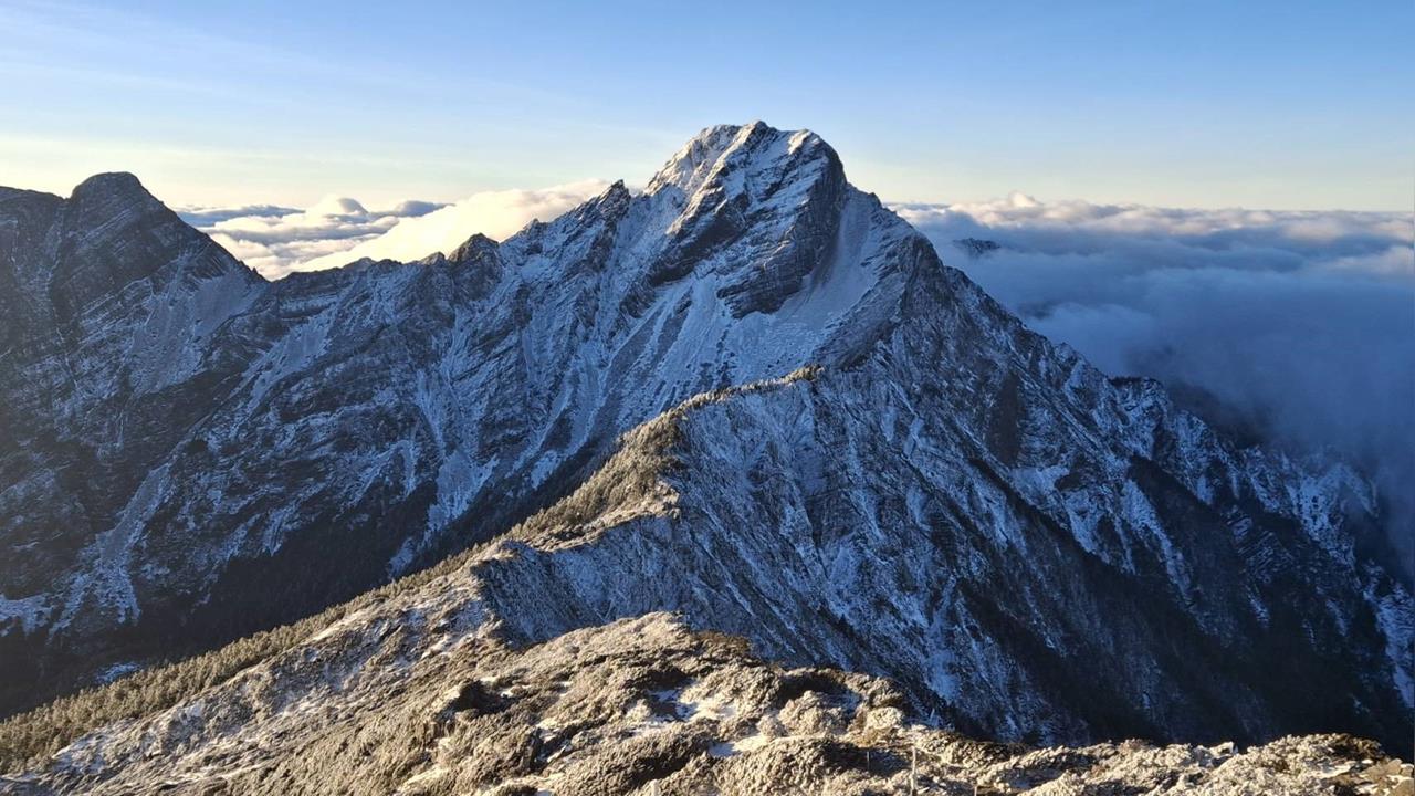 快新聞/超冷!玉山再降皚皚白雪 絕美景色曝光了