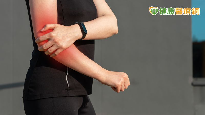 沒打球也得高爾夫球肘?醫揭「手部姿勢」惹禍 與網球肘差在疼痛位置