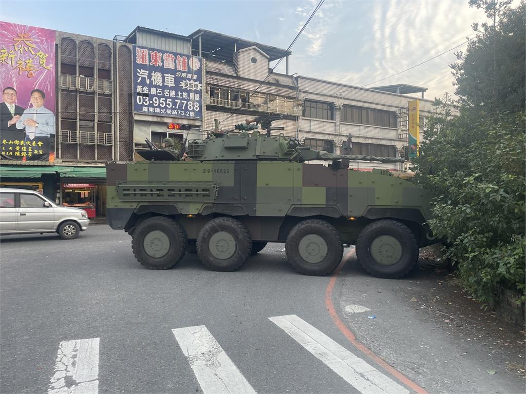 宜蘭雲豹裝甲車撞倒電線桿　砸毀派出所外牆幸無人傷亡