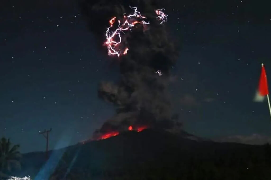 印尼勒沃托比火山再噴發　灰雲直衝1萬8000公尺高空
