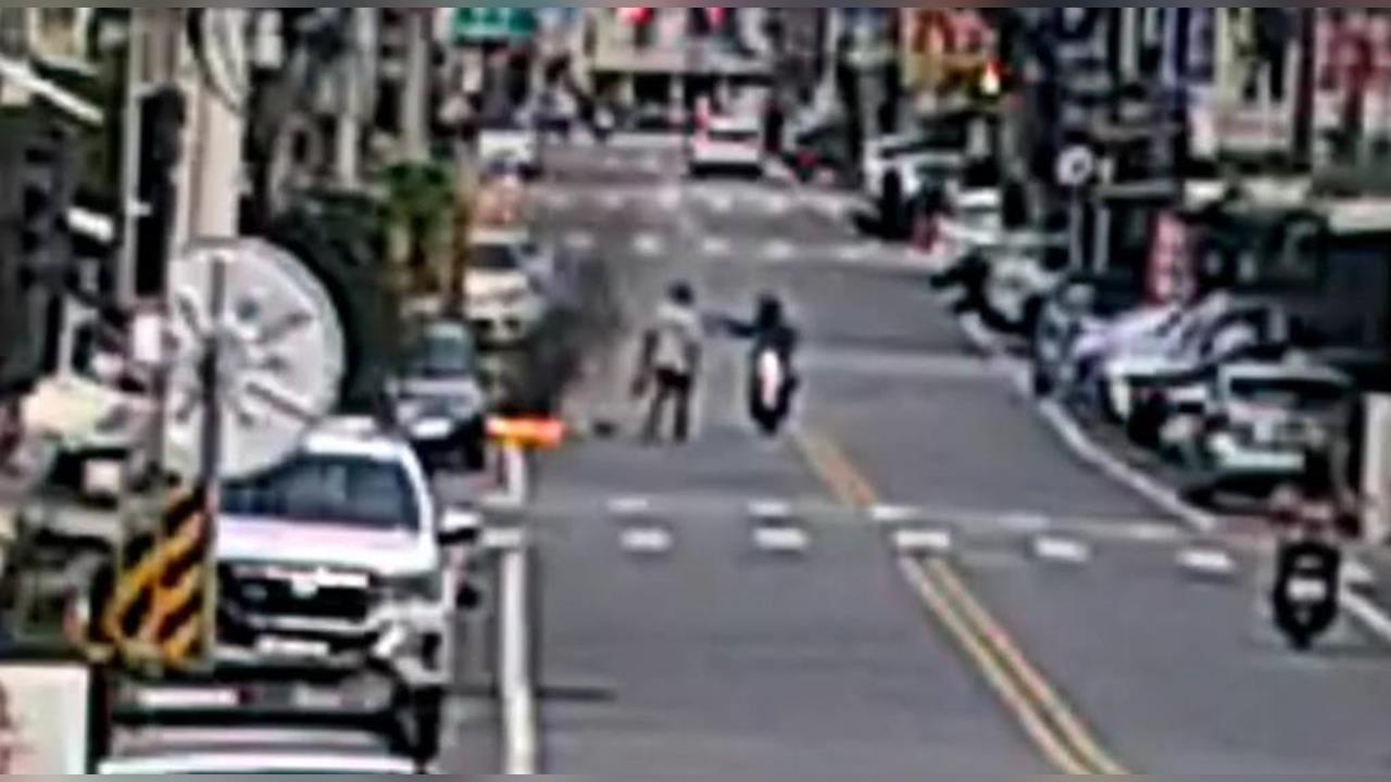 快新聞/男子光天化日當街縱火!香蕉水瞬間燃爆路口 原因曝光