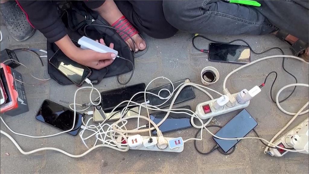 加薩居民「手機充滿電」成奢望　太陽能板商家趁機收取高昂充電費