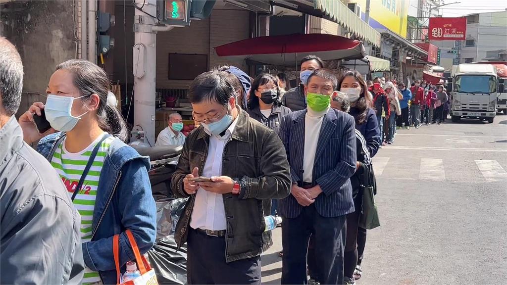 土地公生日！林園東林福德廟排人龍　發放錢母加碼「擲筊拿發財金」