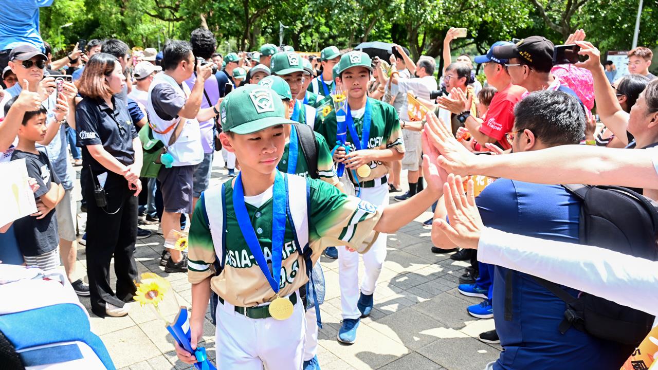威廉波特/東園國小少棒臺北街頭凱旋遊行!慶祝睽違29年冠軍歸來全場沸騰