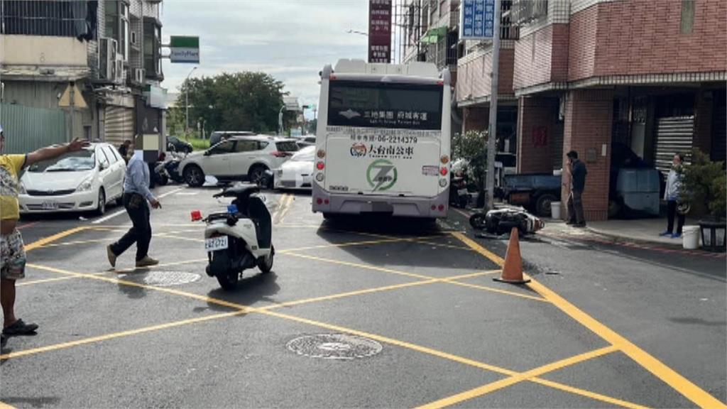 疑誤踩油門! 公車連環撞5汽機車 騎士擦挫傷