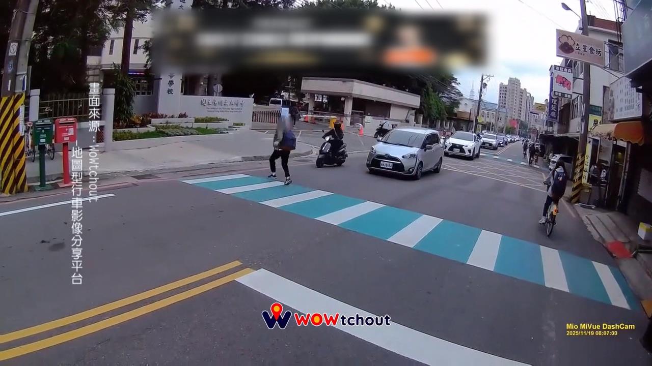 校門口只有斑馬線無號誌燈　學生上學過馬路超驚險