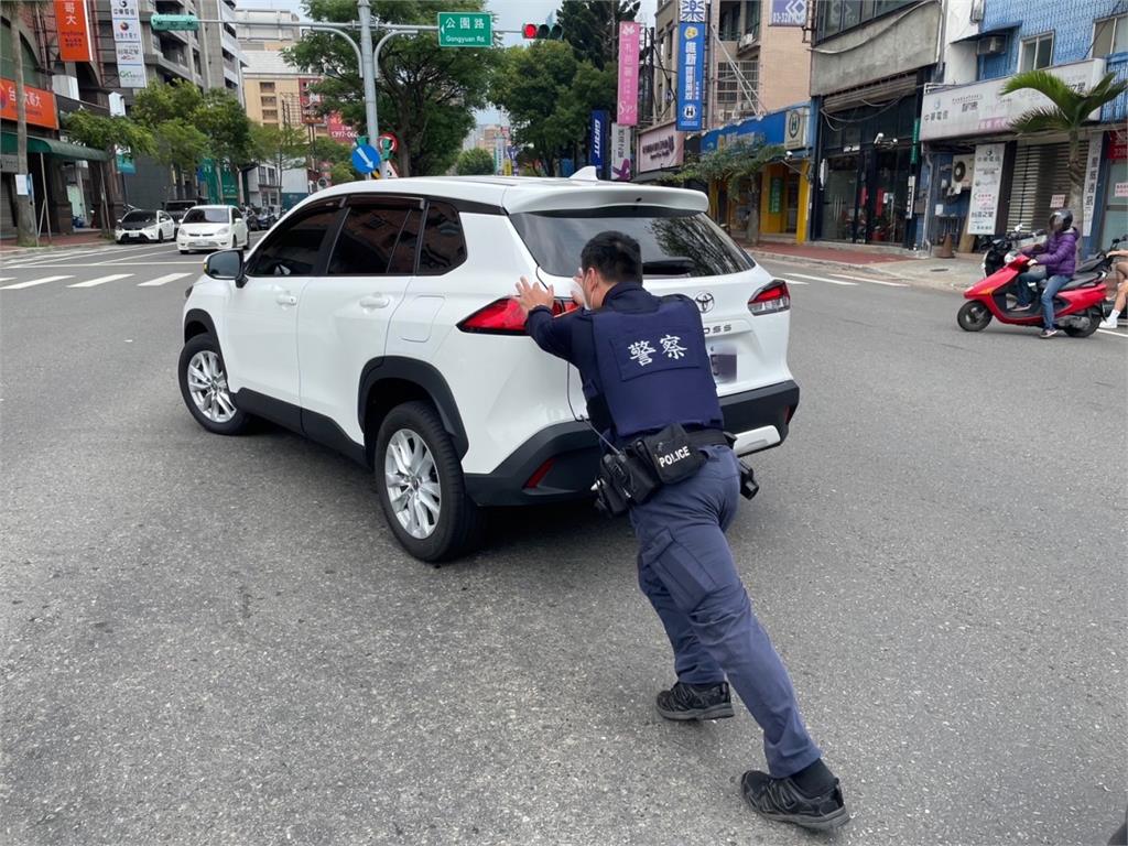 新車開不到20公里竟熄火　龜山巡警伸援化解危機