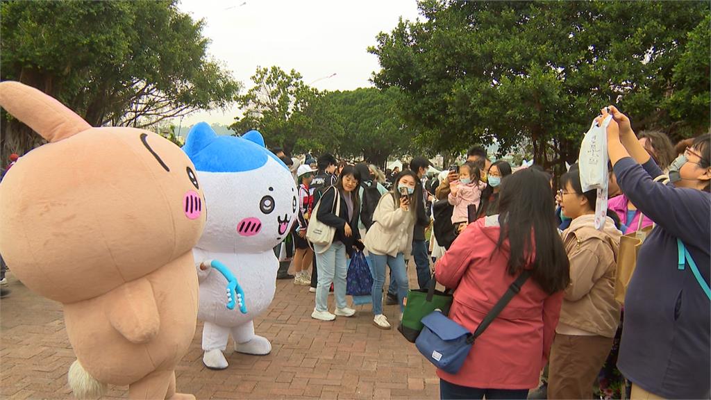 駁二動漫祭登場！五條悟看板遭腰斬　網友笑稱符合劇情