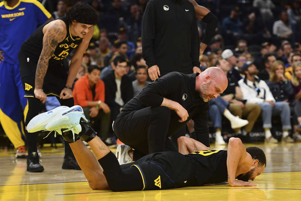 NBA(影)／咖哩第三節重摔在地提前傷退　總教練Kerr:他還想回來比賽