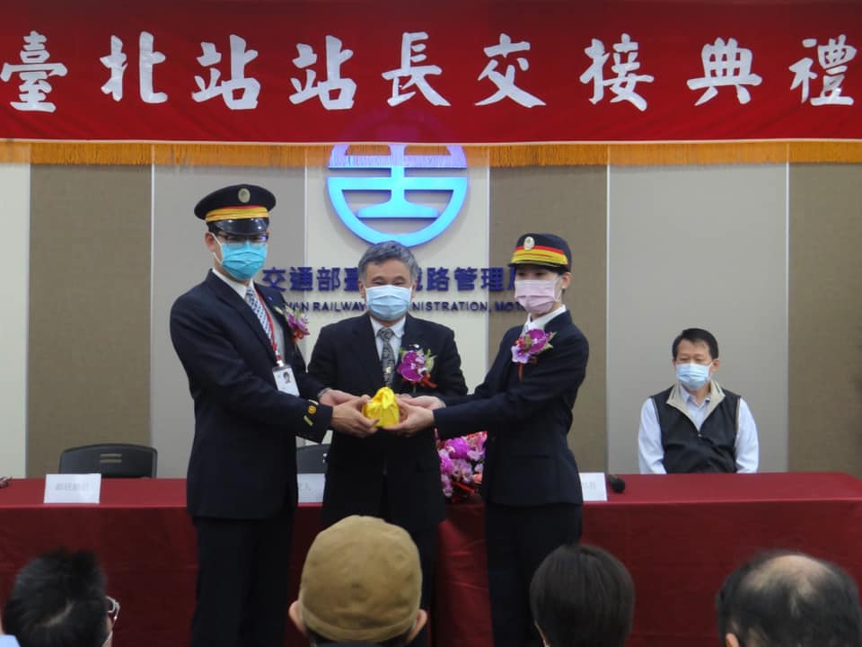 快新聞／台鐵台北站長交接　胡詠芝成首位女站長