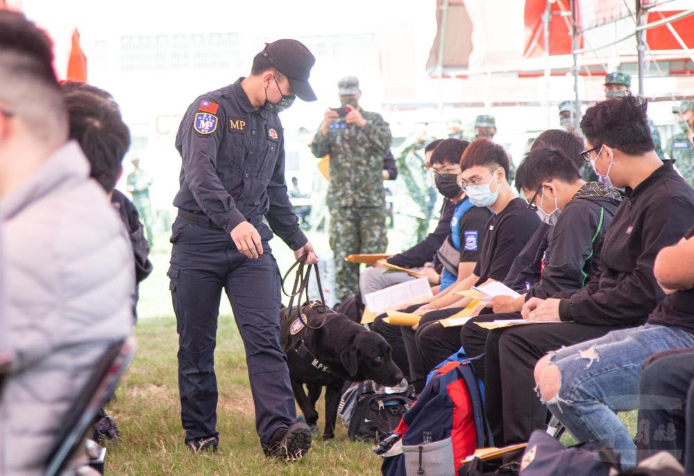 快新聞／零容忍！國軍加強尿篩、緝毒犬嗅聞　國防部：涉毒人數逐年下降