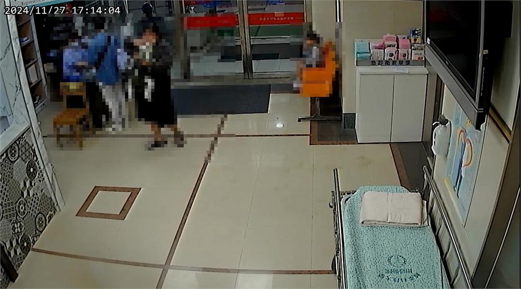 男嬰誤食塑膠袋「卡喉」　母看診忘帶健保卡仍遭要求先掛號