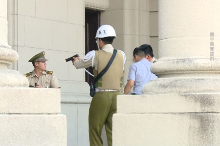 濺血!50歲男子偷武士刀 刺傷總統府憲兵